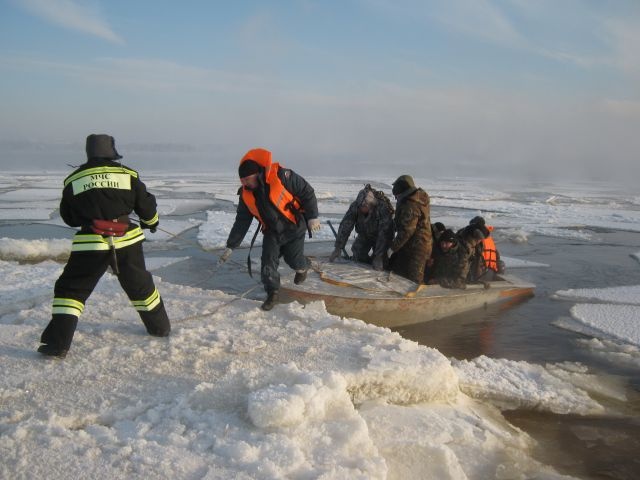 В Ростове спасли провалившегося под лед мужчину