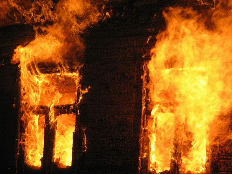 В Каменске-Шахтинском парень спас женщину-инвалида из горящего дома