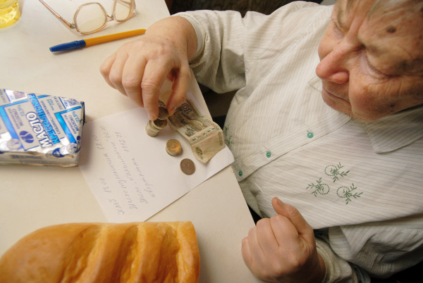 В Ростовской области назвали даты выплат пенсий и пособий в мае
