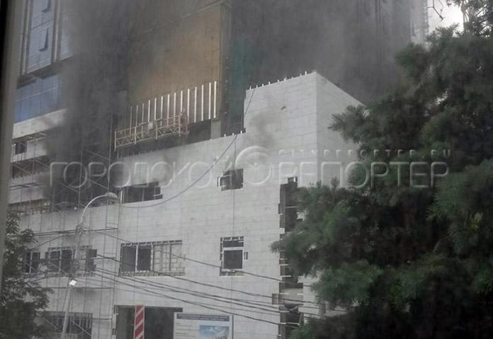 Пожар в строящемся отеле Hyatt //Фото из аккаунта пользователя Светлана Калашникова в социальной сети Facebook