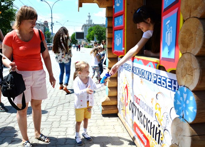 В Ростове детям раздавали бесплатный пломбир