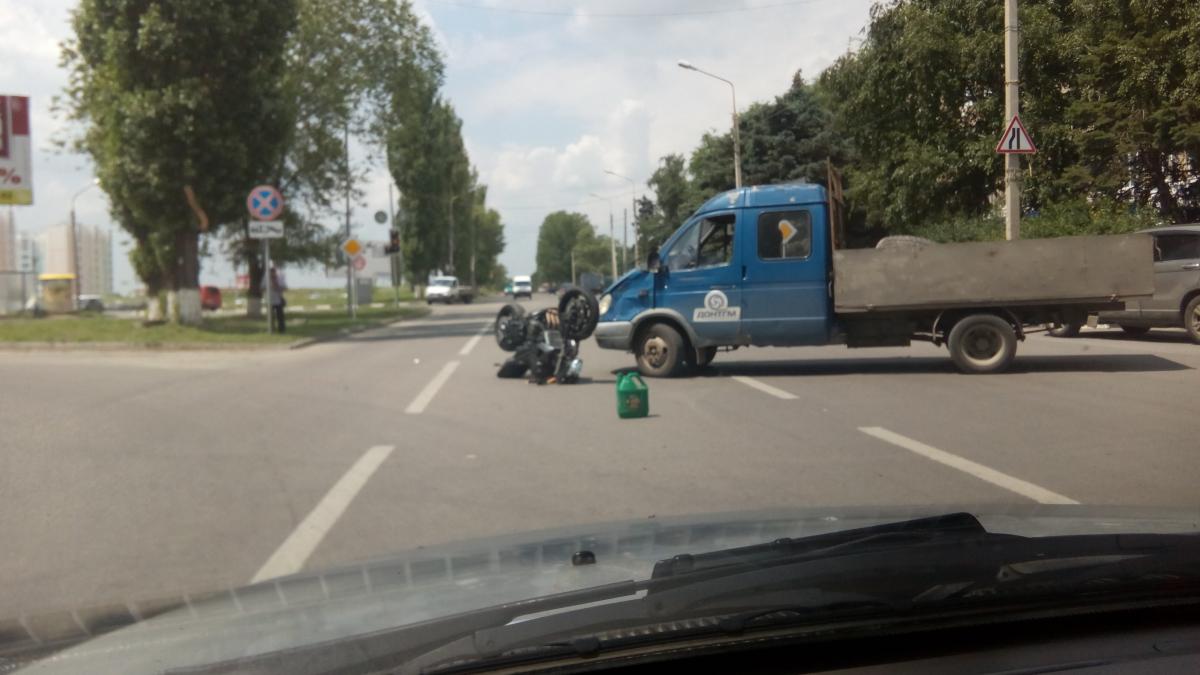 Мотоцикл столкнулся с машиной на Доватора