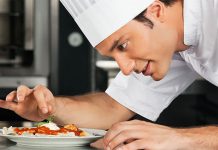 Дончане активно подрабатывают поварами-кассирами