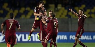 Футболист юношеской сборной России забил мяч с центра поля