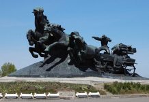 В Ростове к концу августа отремонтируют памятники «Тачанка» и «Красным конникам»