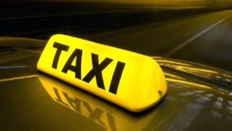 На женщину-таксиста в Ростовской области напали двое молодых парней