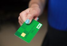 Как пользоваться дебетовой картой без переплат?