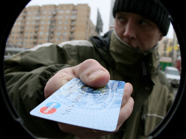 В Новочеркасске мужчина перевел около 300 тысяч рублей мошеннику