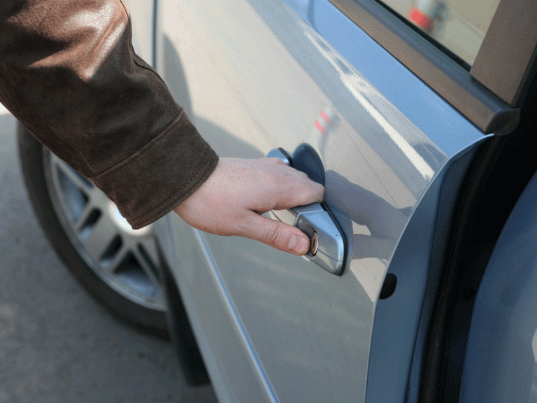 Житель Ростовской области угнал автомобиль и въехал на нём в столб