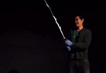 Американец создал подобие светового меча из «Звездных войн»