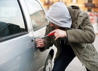 Открыл незапертую дверь и попытался угнать машину: подозреваемого задержали в Ростове