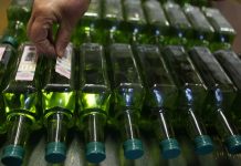 В Каменске-Шахтинском трех местных жителей подозревают в незаконном обороте алкоголя