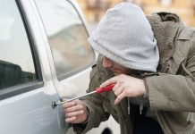В Таганроге полицейские задержали мужчину при совершении кражи