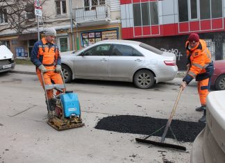 Ростовские коммунальщики не зарыли после ремонта около 1000 ям