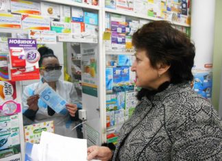 В Ростове задержали группу аптекарей за продажу 35 кг сильнодействующих препаратов без рецептов Посетитель в аптеке //Фото: пресс-служба администрации Ростова-на-Дону