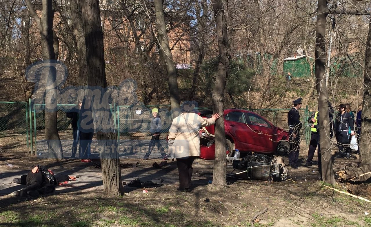 В Ростове автомобиль врезался в остановку