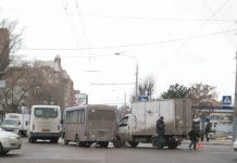 В центре Ростова столкнулись две маршрутки и «Газель»
