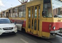 В центре Ростова трамвай оторвал дверь Subaru