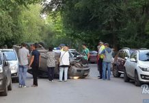 В Ростове после ДТП Chevrolet Aveo перевернулся на крышу