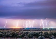 В Ростовской области на 2 августа объявлено штормовое предупреждение Гроза в Ростове //Фото: Даша Покровская