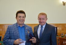 Иосифа Кобзона в Ростове наградили знаком отличия «За ратную службу» Иосиф Кобзон и Сергей Горбань //фото: пресс-служба администрации Ростова