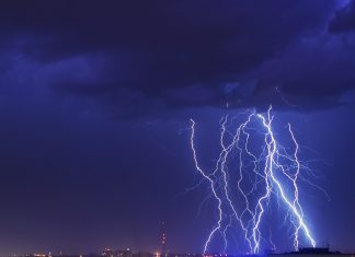 В Ростовской области объявлено штормовое предупреждение Гроза в Ростове //Фото: Денис Демков