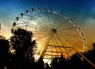 Ростовское колесо обозрения остановлено из-за сильного ветра в парке «Революции» Колесо обозрения в Ростове // фото из группы парка Революции в Facebook (запрещен на территории Российской Федерации)