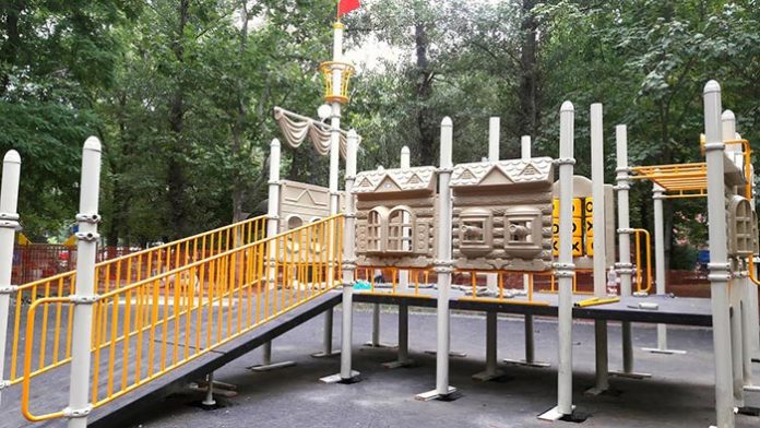 Инклюзивная детская площадка //Фото предоставлено фондом "Я без мамы"