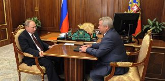 Василий Голубев рассказал Владимиру Путину о новом аэропорте и объектах ЧМ-2018 Владимир Путин и Василий Голубев // Фото: пресс-служба Кремля