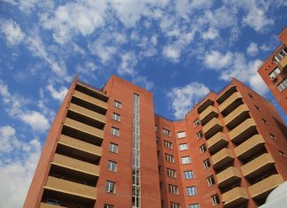 Жителей 14 квартир в Пролетарском районе временно расселят после атаки БПЛА Многоэтажка // Фото: пресс-служба администрации Ростова