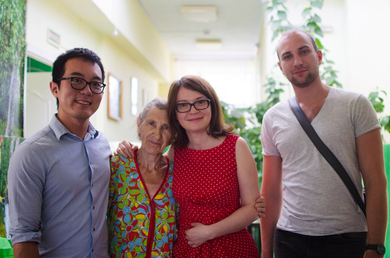Волонтер Елена Сухова (вторая слева) // фото предоставлено фондом "Старость в радость"