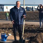 Губернатор Ростовской области Василий Голубев сажает клен на привокзальной площади аэропорта "Платов" //Фото: "Городской репортер", Олег Китаев