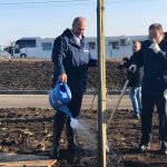 Министр транспорта Ростовской области Виталий Кушнарев сажает клен на привокзальной площади аэропорта "Платов" //Фото: "Городской репортер", Олег Китаев