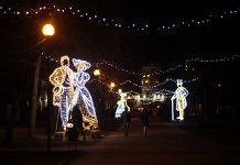 Жители Ростова поставили новогоднему убранству города «удовлетворительно» Ростов украсили к Новому году // Фото: Полина Сидоркова, «Городской репортер»