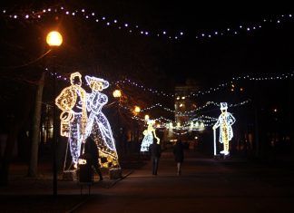 Жители Ростова поставили новогоднему убранству города «удовлетворительно» Ростов украсили к Новому году // Фото: Полина Сидоркова, «Городской репортер»