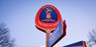 В Ростове установили указатель с расстояниями до городов-организаторов ЧМ-2018 Указатель к ЧМ-2018 // Фото: пресс-служба администрации Ростова