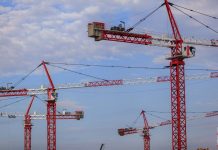 Жилищное строительство на Дону показало рост почти на треть в 2022 году Строительные краны в Ростове //Фото: Денис Демков