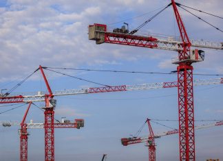 За год в Ростовской области застройщики заработали 112,2 млрд Строительные краны в Ростове //Фото: Денис Демков