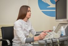 В Ростове с 1 июля начнется углубленная диспансеризация для переболевших ковидом Специалист по УЗИ в КДЦ "Здоровье" // Фото: пресс-служба администрации Ростова