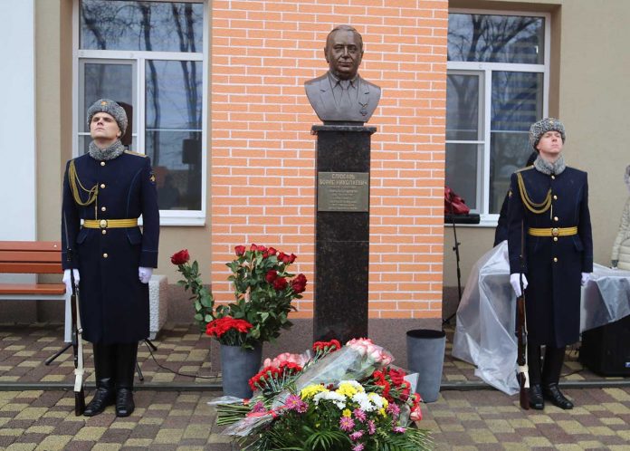 Открытие памятника Борису Слюсарю //Фото предоставлено пресс-службой ПАО 