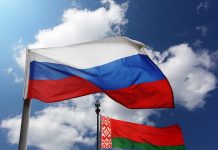 В Ростовскую область на фестиваль «Молодежь — за Союзное государство» съехались сотни гостей Флаги России и Белоруссии //Фото «Мир 24», Елена Андреева