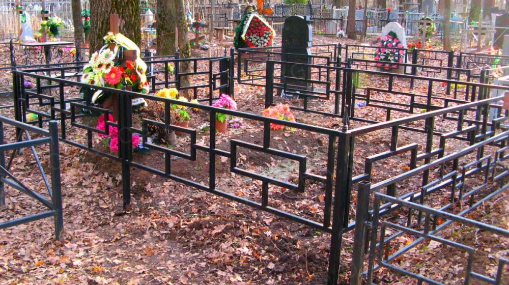 В Каменске водитель устроил погром на городском кладбище