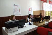 В МФЦ Ростова начнут оформлять биометрический загранпаспорт Новый МФЦ для бизнеса в офисе банка "Центр-инвест" // Фото: "Городской репортер"