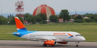 Авиакомпания «Азимут» планирует получить еще четыре самолета «Сухой Суперджет 100» Авиалайнер Сухой Суперджет 100 авиакомпании "Азимут" //фото пресс-службы аэропорта Ростова-на-Дону
