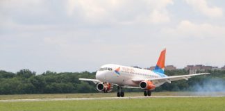 Авиакомпания «Азимут» запускает продажу билетов в рассрочку Авиалайнер Сухой Суперджет 100 авиакомпании "Азимут" //фото пресс-службы аэропорта Ростова-на-Дону