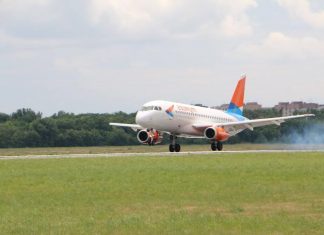 «Азимут» возобновил прямые рейсы в Тель-Авив из Краснодара Авиалайнер Сухой Суперджет 100 авиакомпании "Азимут" //фото пресс-службы аэропорта Ростова-на-Дону