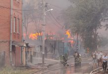 Более 230 пострадавших от пожара в Ростове написали заявление на получение субсидий Пожар в Ростове на Театральном спуске //фото: Сергей Пивоваров / Sputnik / Scanpix / LETA