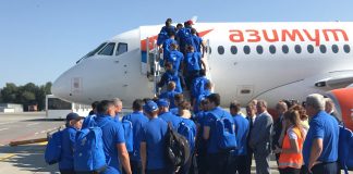 «Азимут» выполнила первый коммерческий чартерный рейс Игроки ФК Ростов садятся в самолет //Фото: Городской репортер