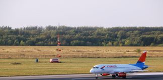 Из ростовского аэропорта отправился первый регулярный рейс авиакомпании «Азимут» Самолет Сухой Суперджет // фото предоставлено пресс-службой ростовского аэропорта