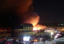 Пожар на рынке в микрорайоне Темереник в Ростове тушили более 10 часов Пожар на рынке "Темерник" //Фото из паблика "Ростов-Папа" в соцсети "ВКонтакте"